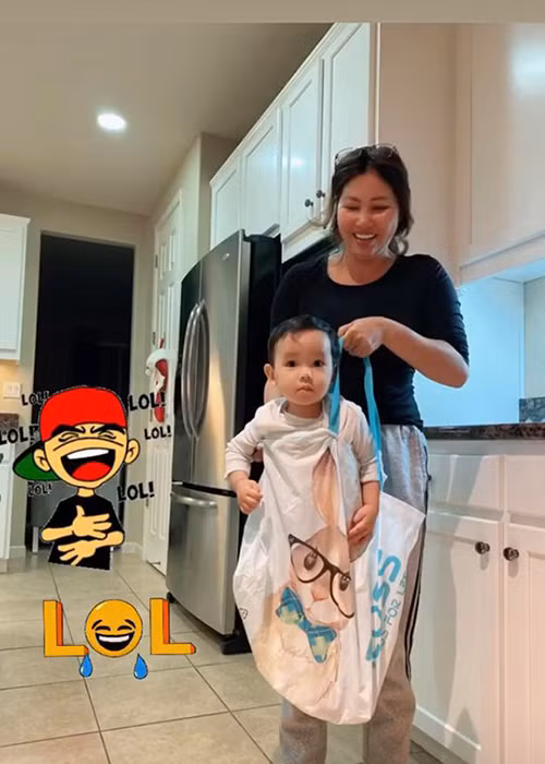 Phạm Hương được mẹ hỗ trợ việc chăm sóc con trai đầu lòng.