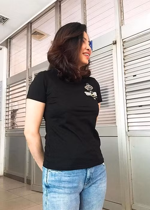 Ở độ tuổi ngoài 50, mẹ ruột của nàng hoa hậu vẫn trẻ trung, xinh đẹp.