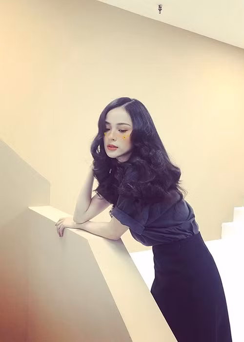 Người hâm mộ hy vọng rằng khi trở lại, Hạ Vi sẽ có những hoạt động nghệ thuật gây ấn tượng. Ảnh: Instagram Mời quý độc giả xem video “Cô Tấm” Hạ Vi nói về áp lực khi yêu Cường đô la. Nguồn VTC14: