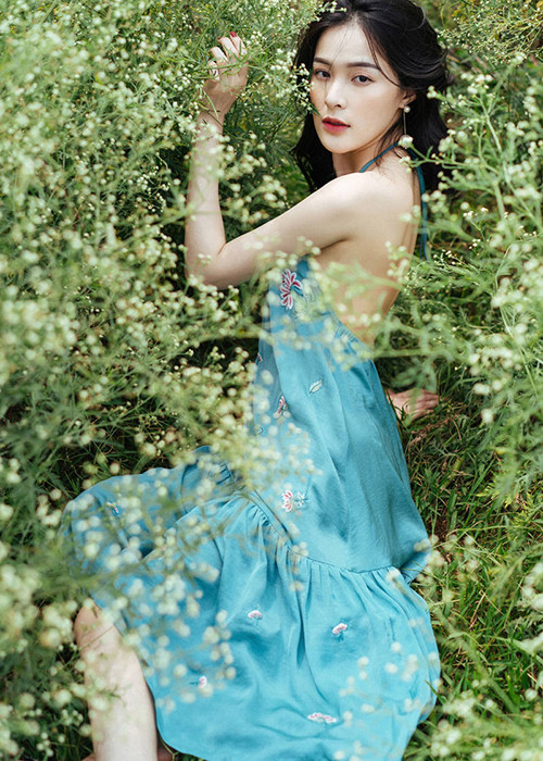 Trong bộ ảnh mới đánh dấu sự trở lại, Hạ Vi khoe vẻ đẹp mong manh, gợi cảm. Ảnh: Vietnamnet