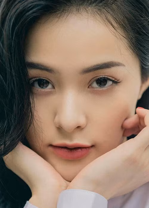 Hạ Vi tiết lộ trong thời qua, cô được nhiều đại gia theo đuổi vì yêu thích tính cách, ngoại hình. Ảnh: Saostar