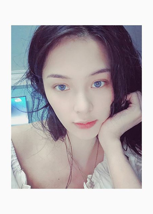 Hạ Vi tích cực sử dụng trang cá nhân thay vì sống khép kín như trước đây. Ảnh: Instagram