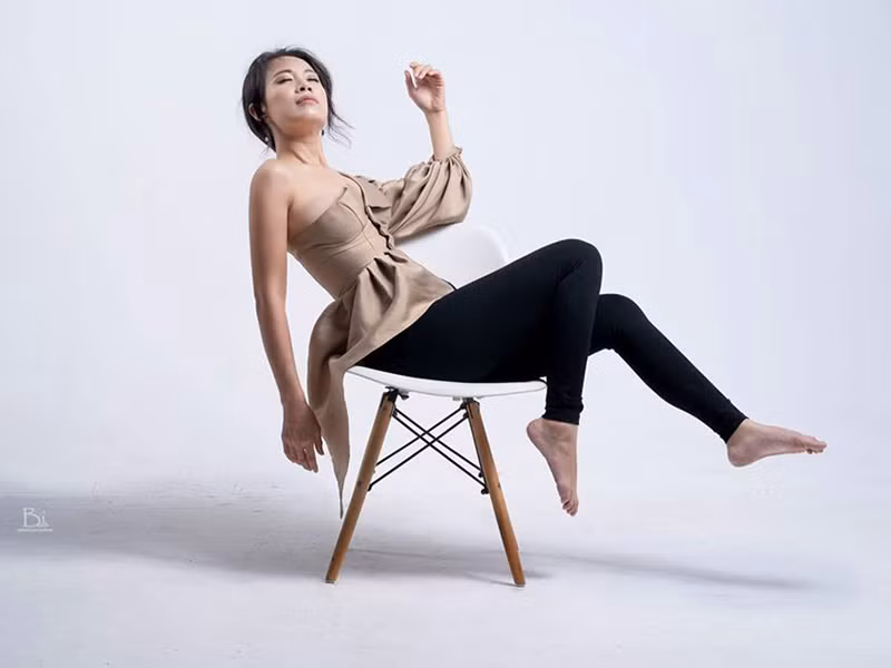 Ngoài đời, Quỳnh Hoa xinh đẹp, trẻ trung và hiện đại hơn so với trên màn ảnh.