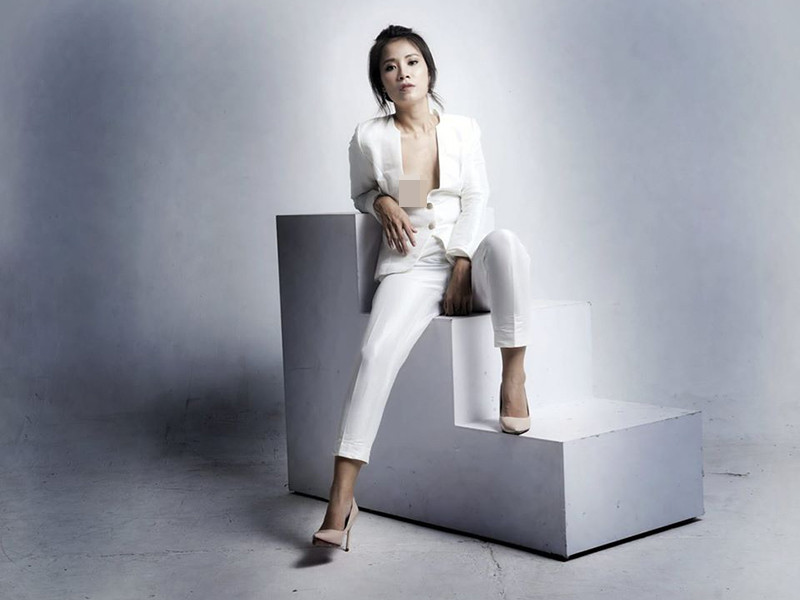 Khuất Quỳnh Hoa tự tin mặc gợi cảm.