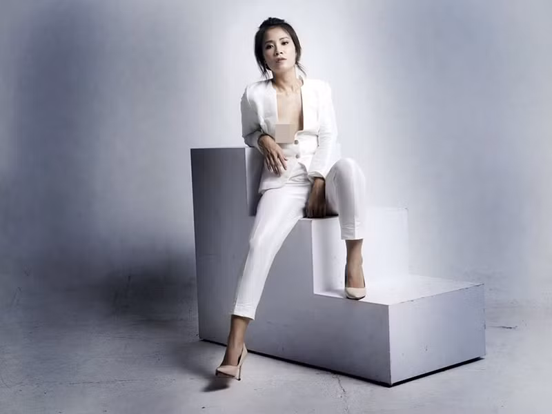 Khuất Quỳnh Hoa tự tin mặc gợi cảm.