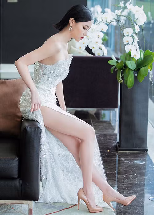 Lợi thế của Bích Phương là đôi chân trắng thon dài mà cô gái nào cũng ước ao.