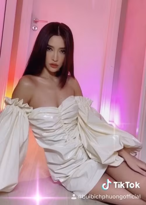 Bích Phương giữ vóc dáng bằng tập luyện và chế độ ăn uống hợp lý.