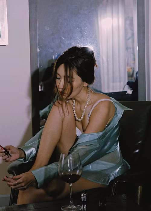 Giọng ca "Bao giờ lấy chồng" thường tung các bộ ảnh gợi cảm nhằm quảng bá sản phẩm âm nhạc mới.