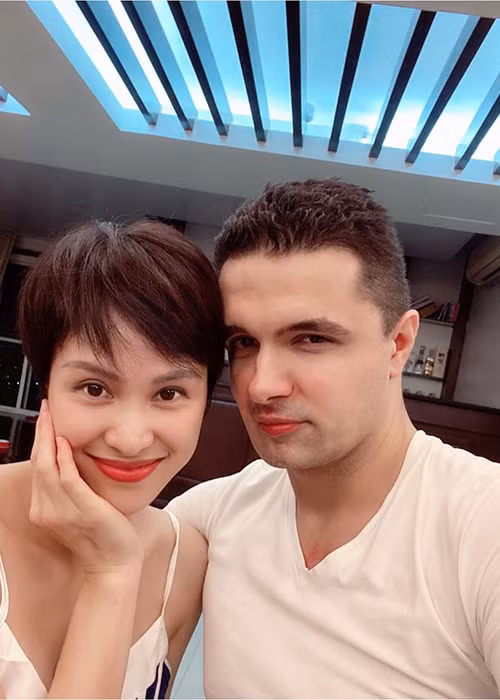 Ông xã của Phương Mai luôn chiều chuộng vợ.