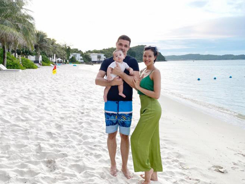 Điều khiến Phương Mai day dứt nhất từ khi lập gia đình là cô chưa có cơ hội sang Ba Lan để thăm bố mẹ và họ hàng nhà chồng. Bởi lẽ, sau thời điểm tổ chức đám cưới, vì có bầu nên nữ MC hạn chế di chuyển bằng máy bay. Đến khi con trai của cặp đôi khá cứng cáp thì lại có dịch COVID-19 nên vợ chồng Phương Mai phải hoãn lại kế hoạch sang Ba Lan. Ảnh: VTC Mời quý độc giả xem video "MC Phương Mai chia sẻ: "Ế cả đời hơn yêu không phù hợp". Nguồn VTC