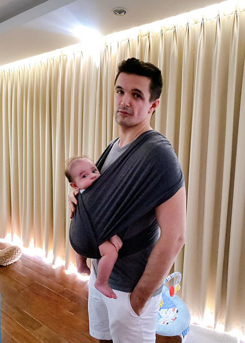 Chồng ngoại quốc của Phương Mai khéo chăm con.