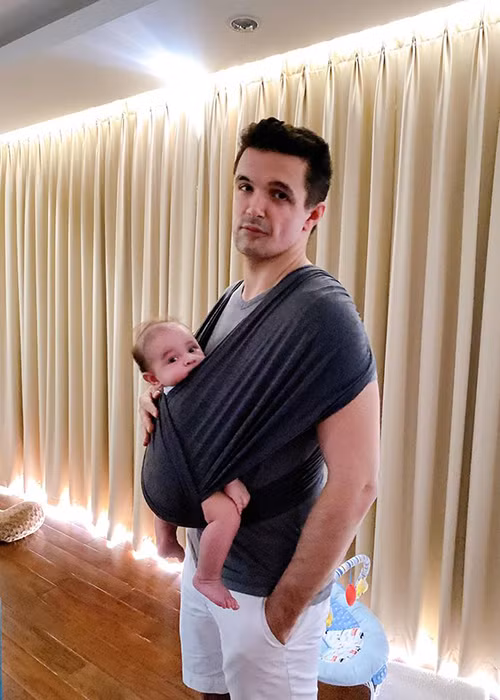 Chồng ngoại quốc của Phương Mai khéo chăm con.