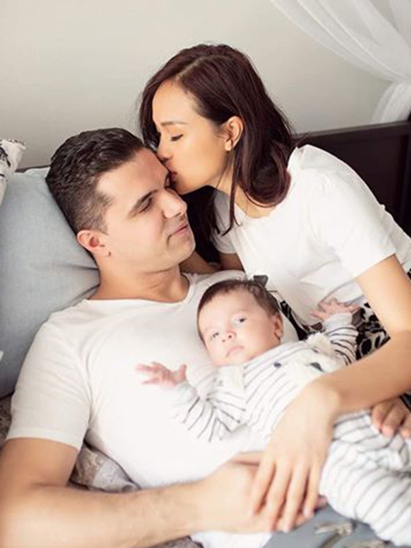 "Anh chăm tôi rất kỹ càng, đặt mua nhiều loại vitamin, kem dưỡng da, đọc sách và tìm hiểu thông tin về dinh dưỡng để làm sao hai mẹ con khỏe mạnh nhất. Mỗi tối, anh thoa kem chống rạn cho tôi trước khi ngủ. Anh không quên dành những lời khen xinh đẹp, quyến rũ cho vợ vì sợ tôi stress", Phương Mai chia sẻ trên Người đưa tin