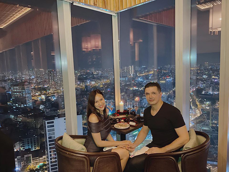 Cặp đôi vẫn mặn nồng như thuở mới yêu sau 1 năm về chung một nhà.