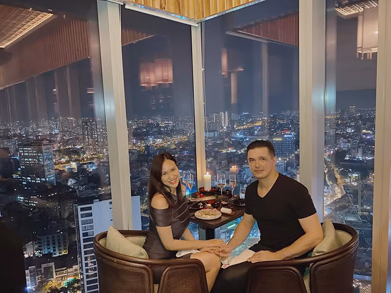 Cặp đôi vẫn mặn nồng như thuở mới yêu sau 1 năm về chung một nhà.