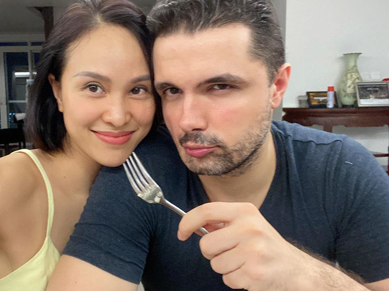 Nữ MC xinh đẹp cho biết, trong thời gian bầu bí, cô được chồng cưng như "em bé".