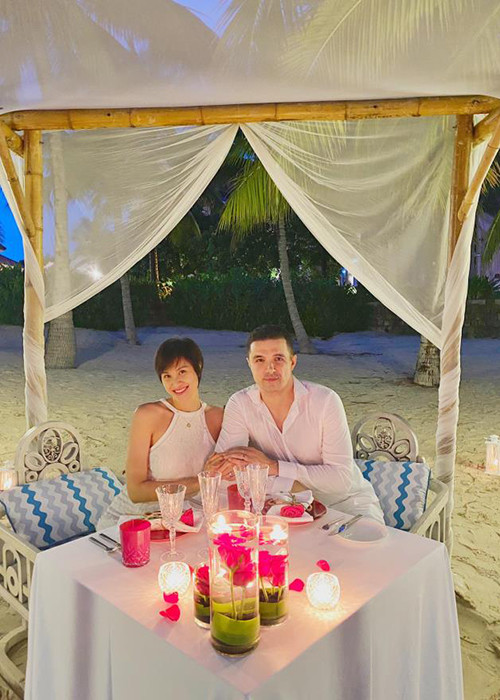 Cặp đôi tận hưởng kỳ nghỉ dưỡng nhân dịp 1 năm làm đám cưới. Ảnh: VTC