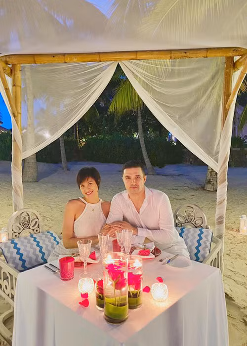 Cặp đôi tận hưởng kỳ nghỉ dưỡng nhân dịp 1 năm làm đám cưới. Ảnh: VTC