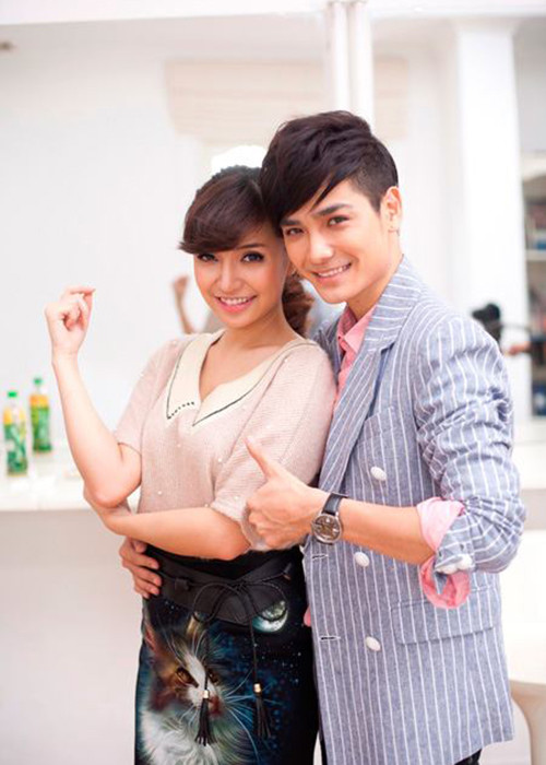 Bích Phương hiện tại không còn là cô gái đen nhẻm, gương mặt bầu bĩnh mà trở thành nữ ca sĩ sở hữu chiếc cằm V-line, làn da trắng, mũi cao. Ảnh: FBNV