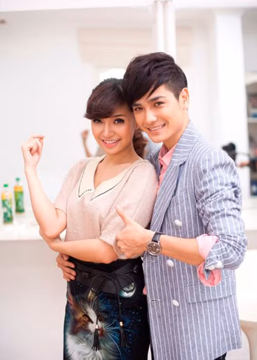 Bích Phương hiện tại không còn là cô gái đen nhẻm, gương mặt bầu bĩnh mà trở thành nữ ca sĩ sở hữu chiếc cằm V-line, làn da trắng, mũi cao. Ảnh: FBNV