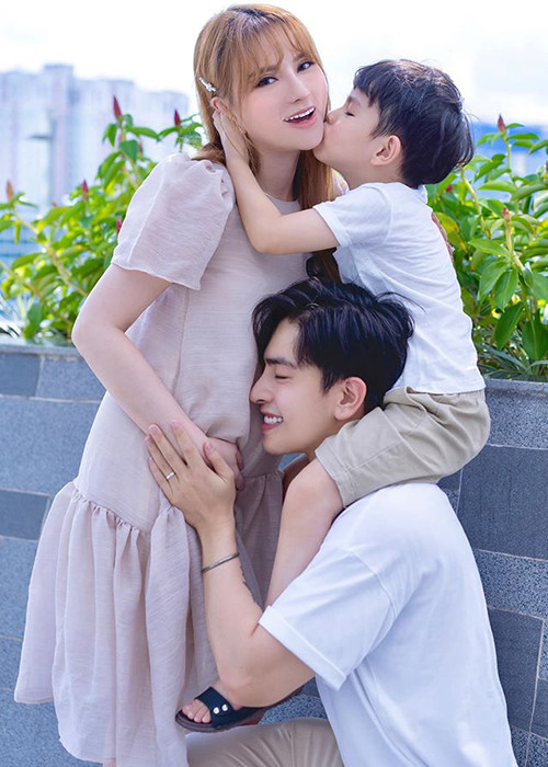 Thu Thủy ly hôn năm 2017. Đến năm 2019, nữ ca sĩ tái hôn. Hiện tại, Thu Thủy mang bầu với chồng trẻ.