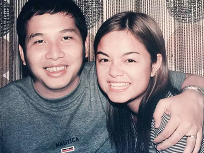 Năm 2002, nữ ca sĩ Phạm Quỳnh Anh gặp và yêu ông bầu Quang Huy. Chuyện tình có cái kết đẹp bằng một đám cưới vào năm 2012.