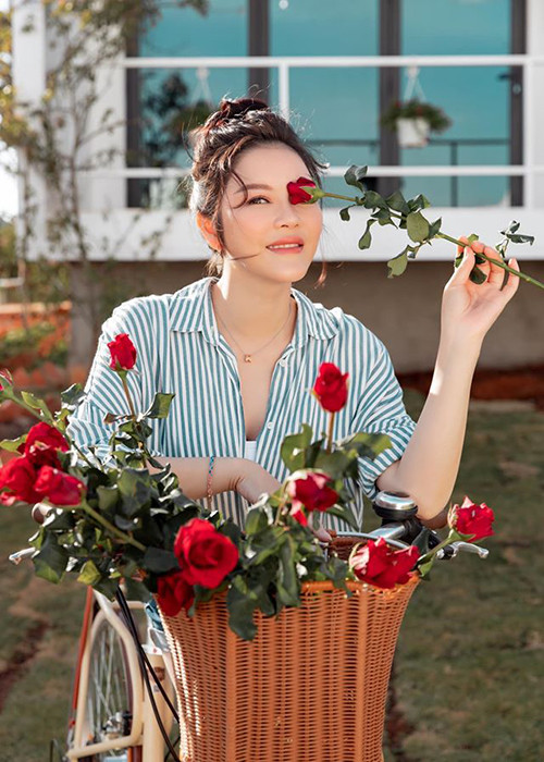 Lý Nhã Kỳ cũng chia tay bạn trai tên Phúc sau 9 năm hẹn hò. Nữ diễn viên khẳng định 9 năm qua là khoảng thời gian đẹp đẽ. Hiện tại, Lý Nhã Kỳ gia nhập hội "độc thân vui tính".