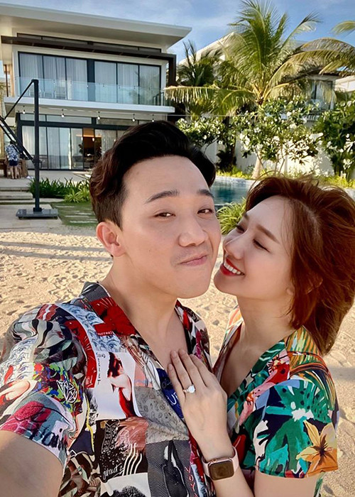 Hari Won hiện hạnh phúc bên Trấn Thành. Trong khi đó, Tiến Đạt kết hôn với cô gái không hoạt động nghệ thuật, cả hai hiện có một cậu con trai.