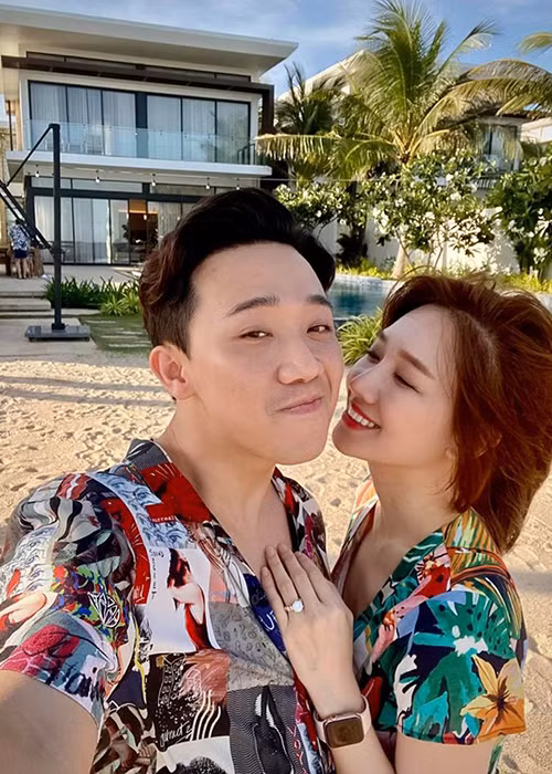 Hari Won hiện hạnh phúc bên Trấn Thành. Trong khi đó, Tiến Đạt kết hôn với cô gái không hoạt động nghệ thuật, cả hai hiện có một cậu con trai.