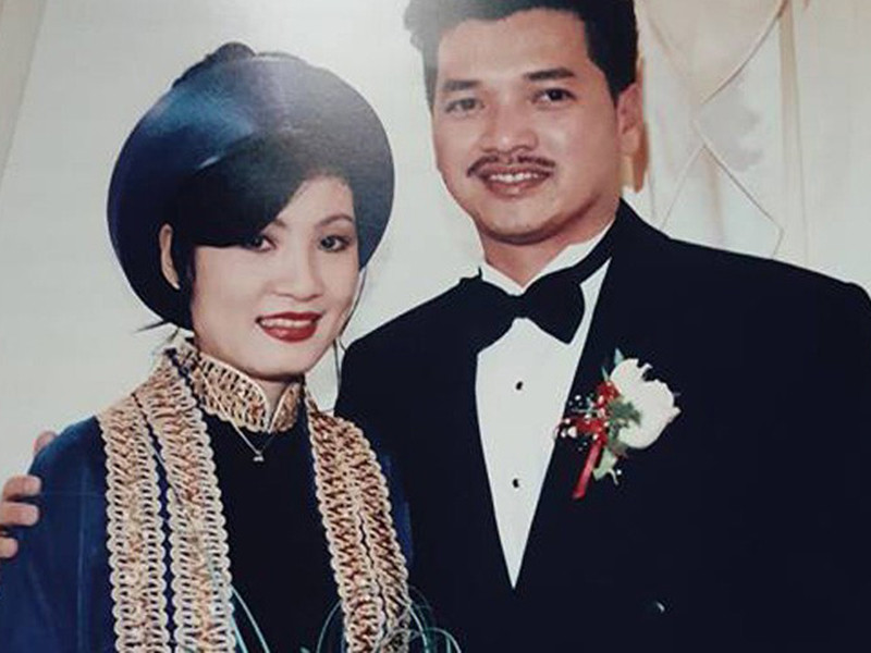 Quang Minh - Hồng Đào gặp nhau khi cùng học trường Nghệ thuật Sân khấu 2. Năm 1990, Quang Minh sang Mỹ định cư và kết hôn. 4 năm sau, Hồng Đào tình cờ hội ngộ tình cũ ở Mỹ.