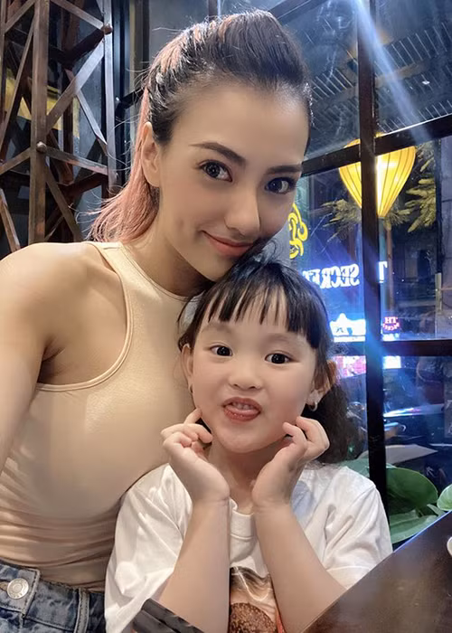 Hồng Quế hiện có mối quan hệ tình cảm với Huỳnh Anh. Mời quý độc giả xem video "Hồng Quế - Huỳnh Anh xác nhận hẹn hò". Nguồn Youtube/VTC