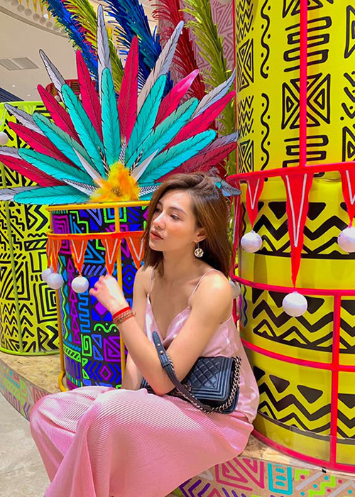 Xuất thân là hot girl, Lưu Đê Ly lấn sân diễn xuất để tìm được chỗ đứng trong làng giải trí. Cô từng đóng "Viết tiếp bản tình ca", "Người phán xử", "Chạy trốn thanh xuân".