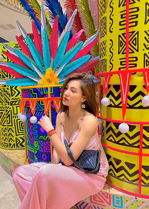 Xuất thân là hot girl, Lưu Đê Ly lấn sân diễn xuất để tìm được chỗ đứng trong làng giải trí. Cô từng đóng "Viết tiếp bản tình ca", "Người phán xử", "Chạy trốn thanh xuân".