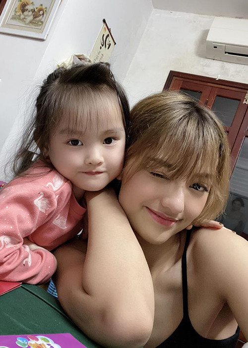 Chân dài sinh năm 1994 cho biết, cô và bố của con gái cùng nuôi con nhưng cả hai không thể quay lại bên nhau như trước.