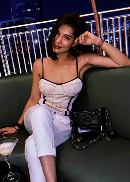 Sau khi dao kéo, Lưu Đê Ly ngày càng mặc táo bạo.