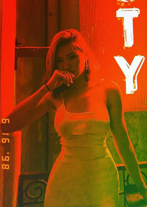 Người đẹp thường xuyên mặc trang phục bó sát, cắt cúp, hai dây.