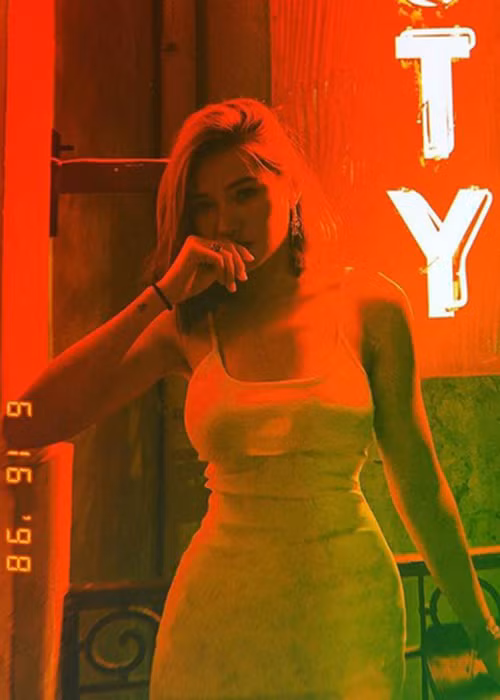 Người đẹp thường xuyên mặc trang phục bó sát, cắt cúp, hai dây.