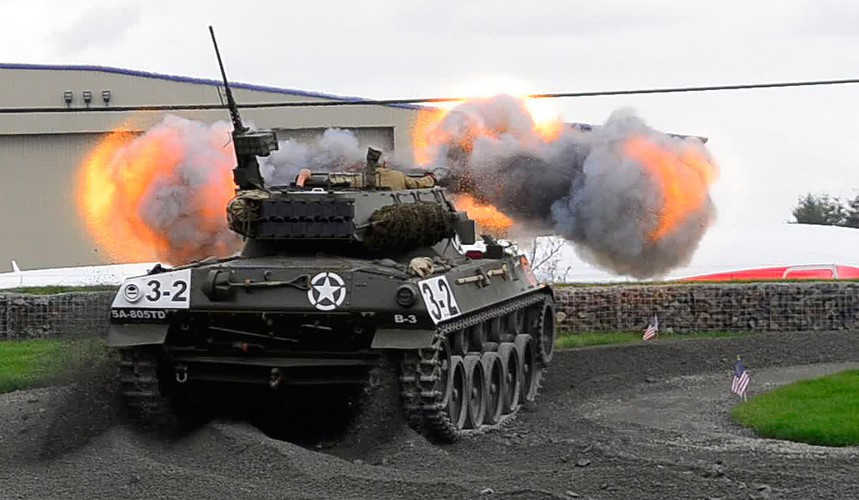 Hellcat được trang bị pháo chống tăng 76mm M1A2 với 45 viên đạn cùng một đại liên 12,7mm M2HB với 800 viên đạn.