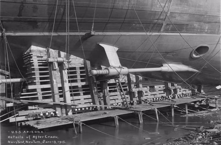 Tàu chiến này được trang bị tới bốn chân vịt cùng bốn hệ thống tuabin hơi nước Parsons, hơi nước được cung cấp bởi 12 nồi hơi Babcock &amp; Wilcox có công suất 29.366shp. Nó vận hành bằng dầu mazut với hơn 2.300 tấn nhiên mang theo cho phép con tàu thực hiện các chuyến đi hơn 11.000km trên biển. Nguồn ảnh: War History