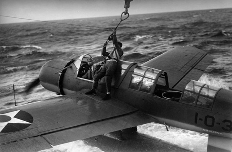 Trong đợt nâng cấp này, USS Arizona còn được trang bị thêm một máy phóng máy bay cho phép nó mang theo một số mẫu thủy phi cơ của Hải quân Mỹ khi đó và chúng được dùng cho nhiệm vụ trinh sát hoặc chống ngầm. Nguồn ảnh: War History