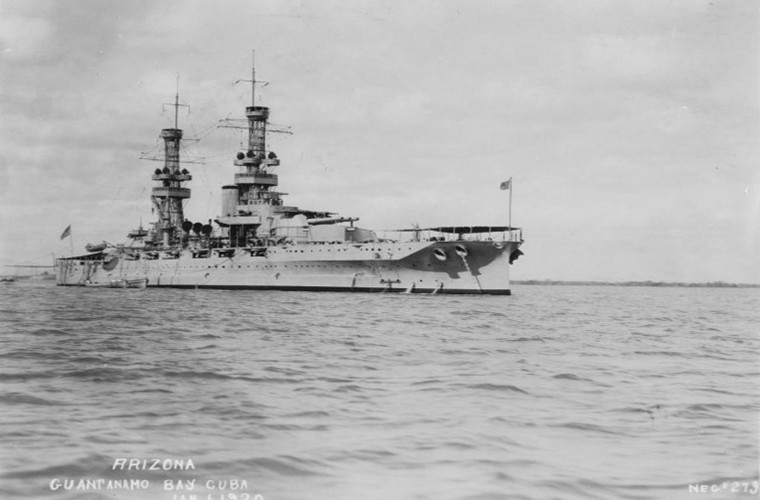 Hình ảnh USS Arizona tham gia một đợt tập trận tại vùng biển Carribe vào năm 1920 gần vịnh Guantánamo, đến năm 1925 nó là một phần của hạm đội bảo vệ vành đai phòng thủ ở quần đảo Hawaii. Nguồn ảnh: War History