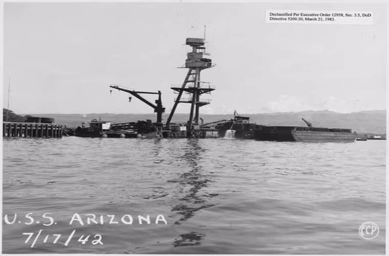 Tàu USS Arizona được đặt trong tình trạng tạm thời ngừng hoạt động tại Trân Châu Cảng vào ngày 29/12/1941, và được xóa khỏi danh sách đăng bạ Hải quân Mỹ vào 01/12/1942. Nó bị hư hại nặng nề do nổ hầm đạn đến mức không thể tiếp tục phục vụ cho dù được trục vớt lên, không giống như nhiều chiếc khác bị đánh chìm lân cận. Nguồn ảnh: War History
