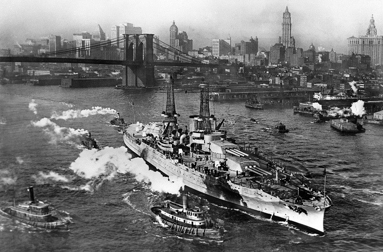 Hình ảnh USS Arizona trên sông Đông, New York vào năm 1916 sau khi nó được hoàn thiện và đây mới chỉ là nguyên mẫu ban đầu của nó. Đến năm 1929 USS Arizona được hiện đại hóa với hệ thống vũ khí mới cùng với đó là việc thay đổi thiết kế cấu trúc thượng tầng. Nguồn ảnh: War History