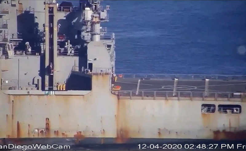 Để giảm thiểu độ ồn, nâng cao tính năng tàng hình, trên bề mặt thân của các tàu ngầm hiện đại đều được bao phủ một lớp ngói cách âm. Vật liệu này cũng cách ly vỏ tàu với nước biển, giúp vỏ tàu tránh được sự ăn mòn của nước biển. Rất dễ thấy, một số ngói cách âm trên bề mặt tàu ngầm hạt nhân tấn công USS Colorado không phải mới bị tróc mà là kết quả của sự tích tụ trong thời gian rất dài.