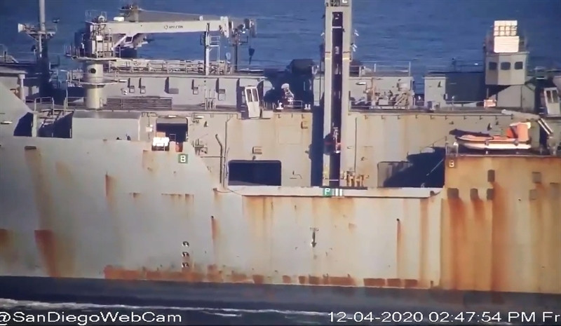 Trong khi đó, tờ báo này cũng có nhận định tương tự khi nói về tình trạng của khu trục hạm mang tên lửa dẫn đường USS Stout. Chiến hạm lớp Arleigh Burke của Mỹ trông giống như hình ảnh trích ra từ một bộ phim kinh dị về hải quân thời loạn lạc, có nhiều vệt gỉ sét, thân tàu trở nên ọp ẹp và nát bươm sau quá trình triển khai khó khăn.