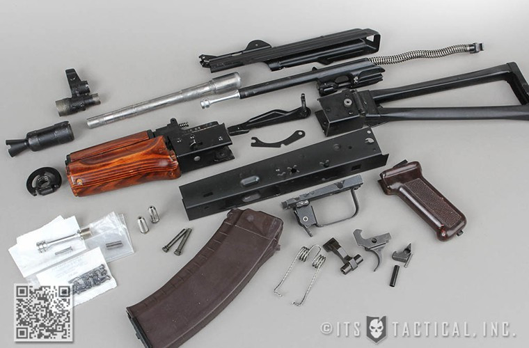 Về thiết kế, tiểu liên AKS-74U có thể được xem là “đứa con lai” giữa súng trường tấn công và súng tiểu liên, sử dụng đạn tiêu chuẩn 5.45×39mm tương tự AK-74. Nó cũng sử dụng cơ chế bắn nạp đạn bằng trích khí, có thoi nạp đạn xoay và khóa nòng lùi giống hệt AK-74, tuy nhiên do có nòng súng ngắn hơn nên pit-tong trích khí của khẩu súng cũng được rút ngắn lại.