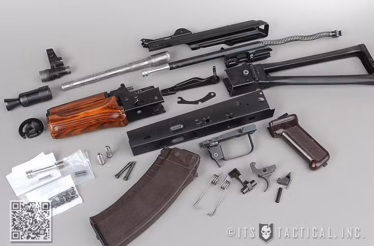 Về thiết kế, tiểu liên AKS-74U có thể được xem là “đứa con lai” giữa súng trường tấn công và súng tiểu liên, sử dụng đạn tiêu chuẩn 5.45×39mm tương tự AK-74. Nó cũng sử dụng cơ chế bắn nạp đạn bằng trích khí, có thoi nạp đạn xoay và khóa nòng lùi giống hệt AK-74, tuy nhiên do có nòng súng ngắn hơn nên pit-tong trích khí của khẩu súng cũng được rút ngắn lại.