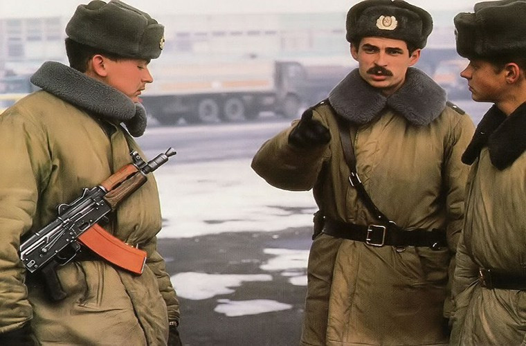 Biến thể rút ngắn của AK-74 này cũng có các chế độ bắn tự động và bán tự động, nó cũng sử dụng hộp tiếp đạn tiêu chuẩn 30 viên của AK-74 hay 45 viên của biến thể súng máy hạng nhẹ RPK-74. Loa che lửa đầu nòng của AKS-74U cũng khá đặc biệt với thiết kế phình ra gần đầu nòng, tác dụng như một buồng đốt mở rộng giúp lượng thuốc phóng cháy triệt để, tăng áp lực khí tác động lên đầu đạn.