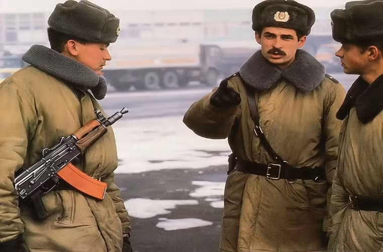 Biến thể rút ngắn của AK-74 này cũng có các chế độ bắn tự động và bán tự động, nó cũng sử dụng hộp tiếp đạn tiêu chuẩn 30 viên của AK-74 hay 45 viên của biến thể súng máy hạng nhẹ RPK-74. Loa che lửa đầu nòng của AKS-74U cũng khá đặc biệt với thiết kế phình ra gần đầu nòng, tác dụng như một buồng đốt mở rộng giúp lượng thuốc phóng cháy triệt để, tăng áp lực khí tác động lên đầu đạn.