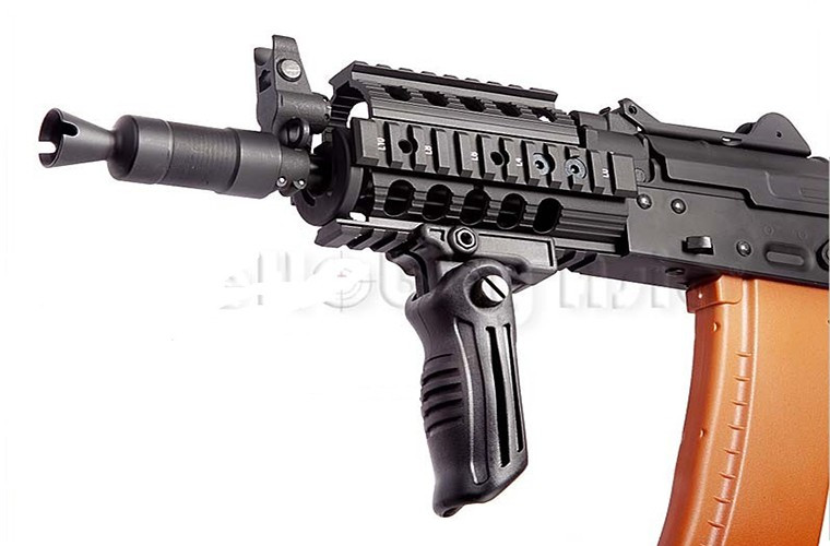 Thiết kế thước ngắm trên AKS-74U cũng khác so với các dòng súng trường tấn công Kalashnikov với hai tùy chỉnh chính gồm "P" (dành cho mục tiêu 350 m) và "4-5" (dành cho mục tiêu từ 400 - 500 m). Nó có tốc độ bắn 700 viên/phút với sơ tốc đầu đạn 720m/s.